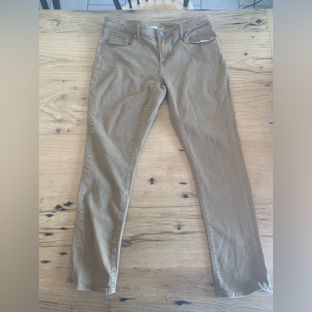 Levi’s Classic Mid rise Skinny Golden Wheat Women’s Jeans 32”‎ Stretch Preloved
